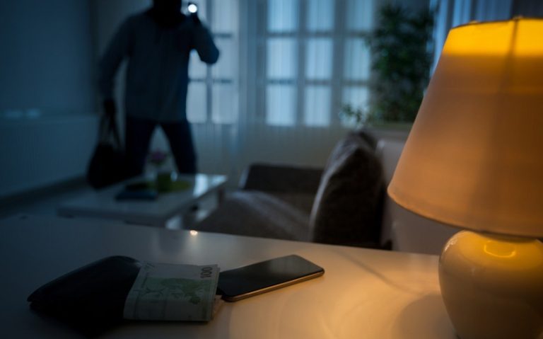 Bakıda mağazadan 94 min manatlıq mobil telefonlar OĞURLANDI