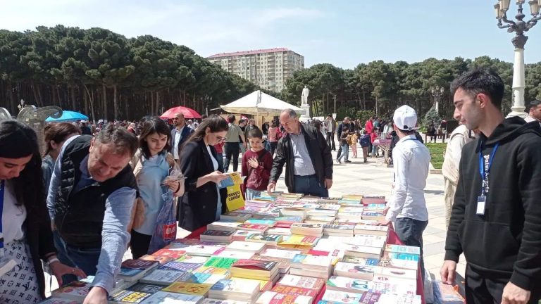 Kitab sərgilərində nə baş verir: “Bu, kitab yox, pulyığma festivalıdır” …