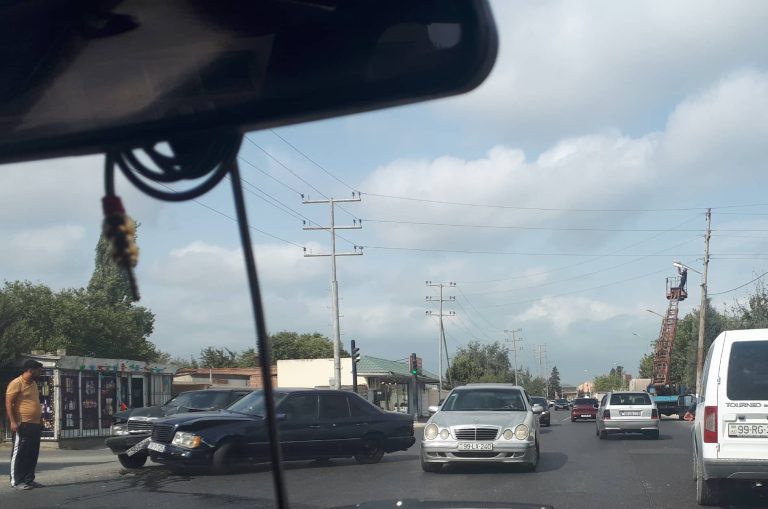 Kürdəxanıda qəza-İşıqforun qaydalarına əməl etməyən iki “Mercedes” toqquşdu-FOTO