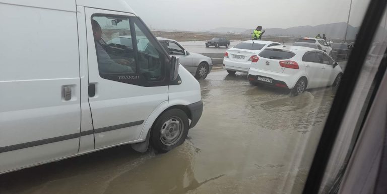 Su kəmərində qəza: Bakı-Qazax avtomagistralını su basıb, əraziyə Mülki müdafiə qoşunları cəlb olunub – FOTO – YENİLƏNİB-4