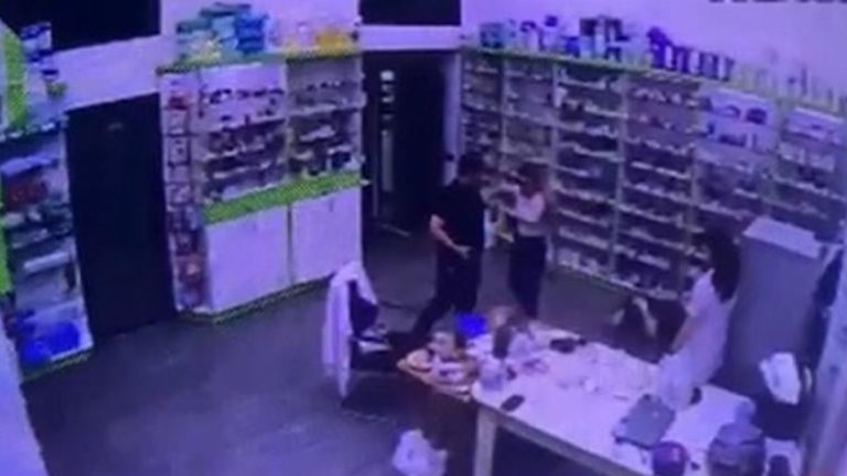Xanım işçisini döyən aptek müdiri bu dəfə özü döyüldü – əməkdaşının əri tərəfindən