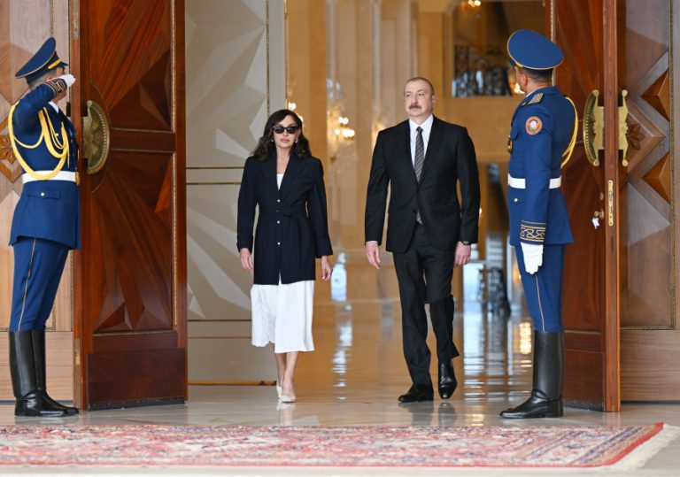 Tarixi görüşlər, sarsılmaz əlaqələr