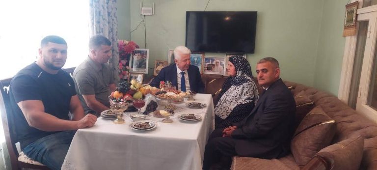 İcra başçısı şəhid ailəsini ziyarət etdi – FOTOLAR