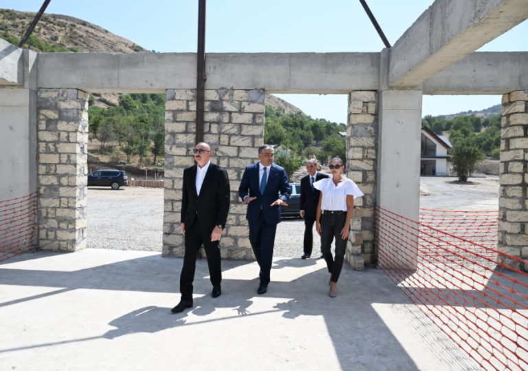 İlham Əliyev və birinci xanım Mehriban Əliyeva “Hacıkənd” İstirahət Kompleksinin tikintisi ilə tanış olublar – FOTOLAR