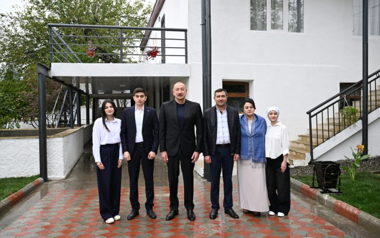 İlham Əliyev Hadrut sakininin evində oldu – FOTOLAR