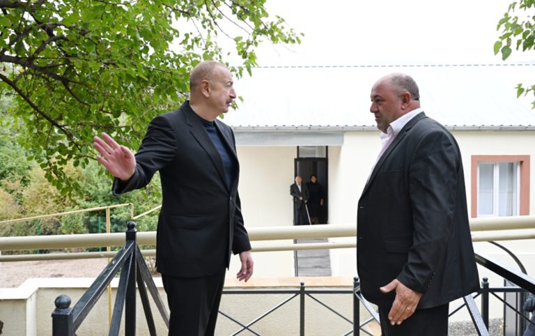 Prezident Qırmızı Bazara da getdi – FOTOLAR