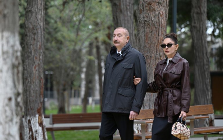 Prezident xanımı ilə yeni parkda – FOTOLAR