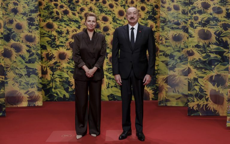 Prezident Zirvə toplantısının açılış mərasimində iştirak etdi – FOTO