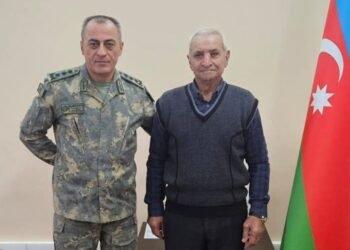 Hikmət Mirzəyev şəhid kapitanın atasını qəbul etdi – FOTO