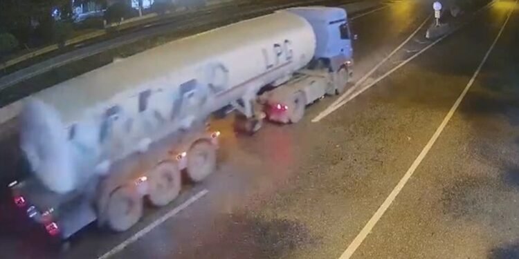 “20 Yanvar”da təhlükəli anlar – LPG daşıyan yük maşını qəza törətdi – VİDEO