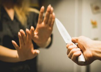 Qadın iş yerinin önündə bıçaqlandı – Qardaşı saxlanıldı