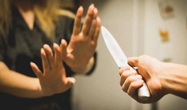 Qadın iş yerinin önündə bıçaqlandı – Qardaşı saxlanıldı