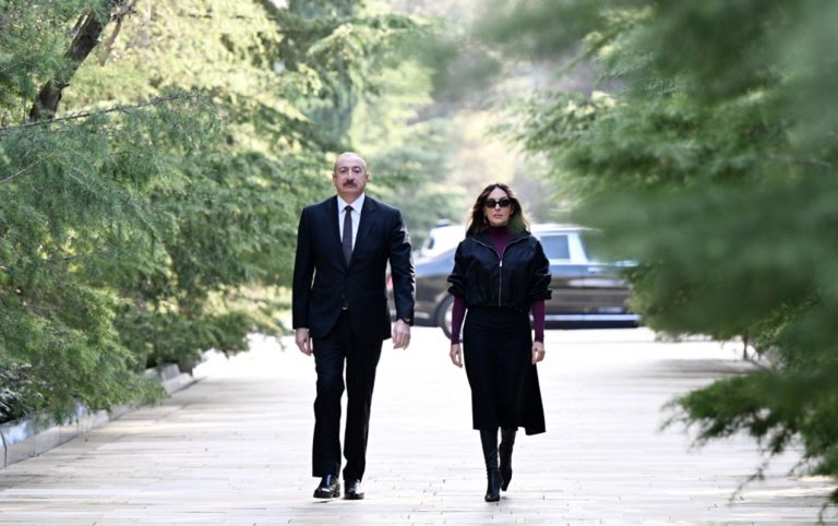 Prezident və xanımı Heydər Əliyevin məzarını ziyarət etdi – FOTOLAR