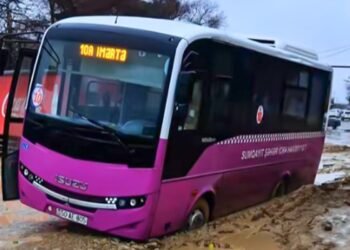 Sumqayıtda avtobus palçıqlı yolda batdı – VİDEO