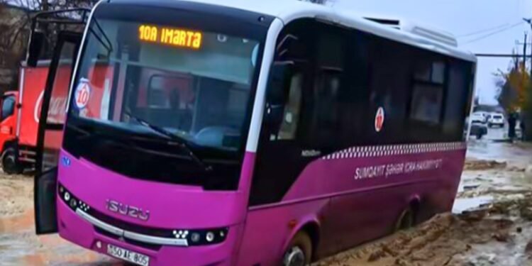 Sumqayıtda avtobus palçıqlı yolda batdı - VİDEO
