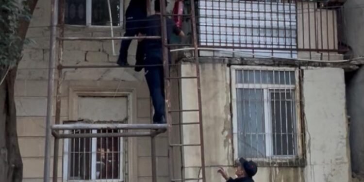 Cəlilabadda baş verən yanğını polis əməkdaşları söndürdü - FOTOLAR