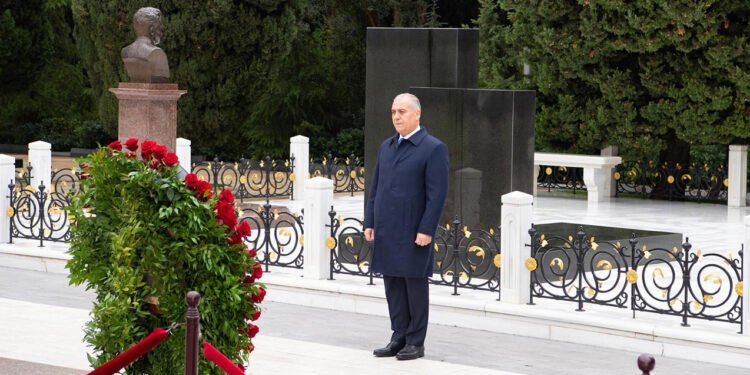 DTX əməkdaşları Fəxri xiyabanda Heydər Əliyevin xatirəsini andılar - VİDEO