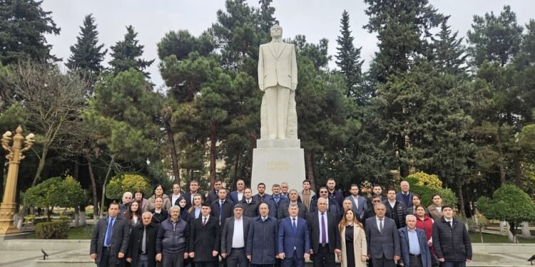 Cəlilabad təhsil sektorunun kollektivi ümummilli lider Heydər Əliyevin xatirəsini yad etdi - FOTOLAR