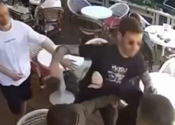 Kafedə dalaşanları ayırmaq istədi – Həyatından oldu…