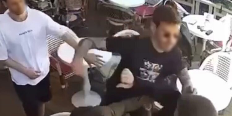 Kafedə dalaşanları ayırmaq istədi - Həyatından oldu...