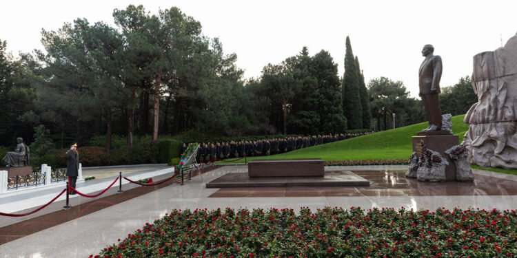 DİN-in şəxsi heyəti Ulu Öndərin xatirəsini yad etdi - FOTO