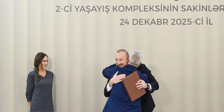 İlham Əliyev və xanımı Ağdam sakinləri ilə bir arada - FOTOLAR