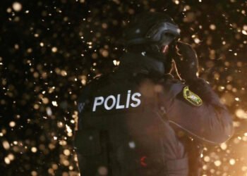 Polis şaxtalı havada ehtiyacı olanlara gecə də kömək edir – VİDEO