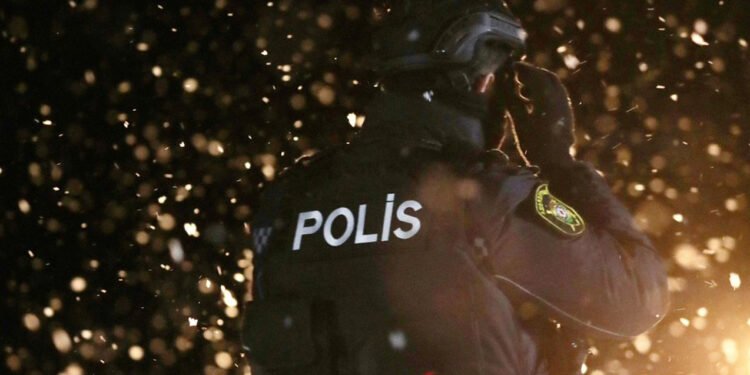 Polis şaxtalı havada ehtiyacı olanlara gecə də kömək edir - VİDEO