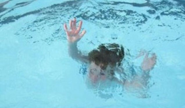 3 yaşlı uşaq hovuzda boğularaq öldü