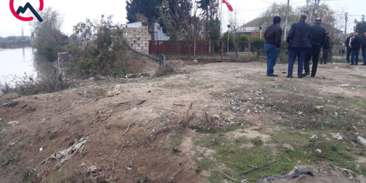 Biləsuvarda "Lexus" kanala aşdı - 5 nəfər öldü - FOTOLAR