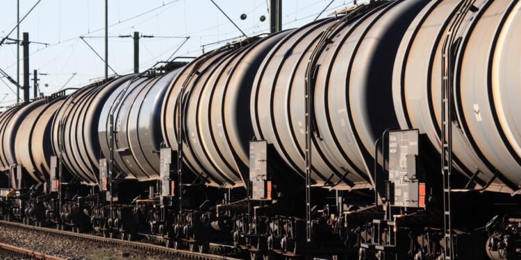 Azərbaycandan Ermənistana neft məhsullarının ilk partiyası yola salınır