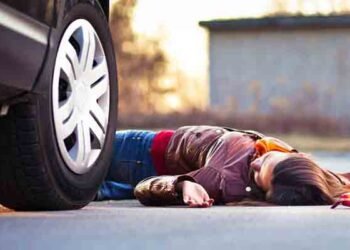 Biləsuvarda kişi 15 yaşlı qohumunu maşınla vurdu – Vəziyyəti ağırdır