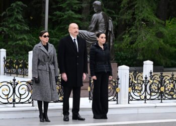 İlham Əliyev xanımı və qızı ilə Fəxri xiyabanda – FOTOLAR