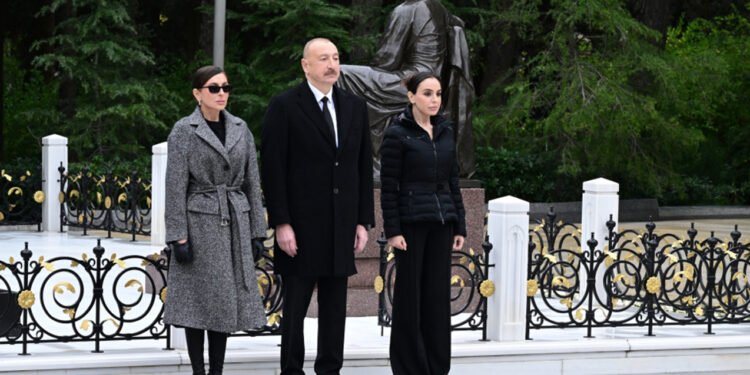 İlham Əliyev xanımı və qızı ilə Fəxri xiyabanda - FOTOLAR