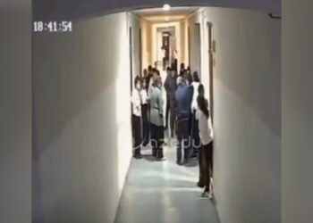 Boğazında çörək qalan şagirdi belə xilas etdilər – VİDEO