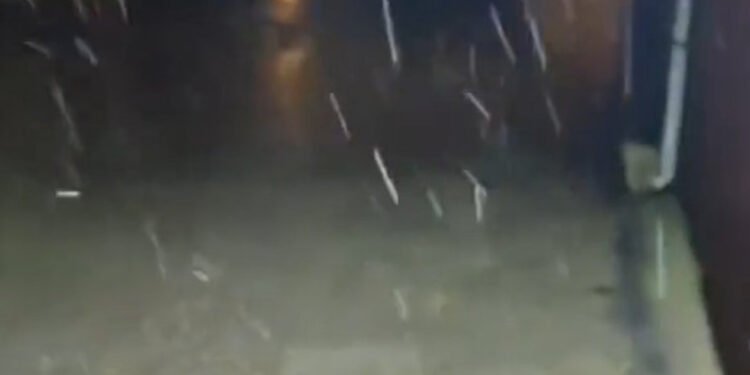 Bakıya yağan sulu qarın görüntüləri - VİDEO