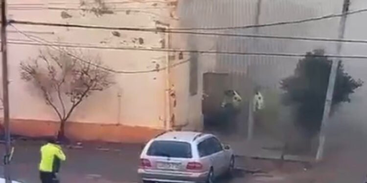 Yol polisi yanğında çarəsiz qalan qadını xilas etdi - VİDEO