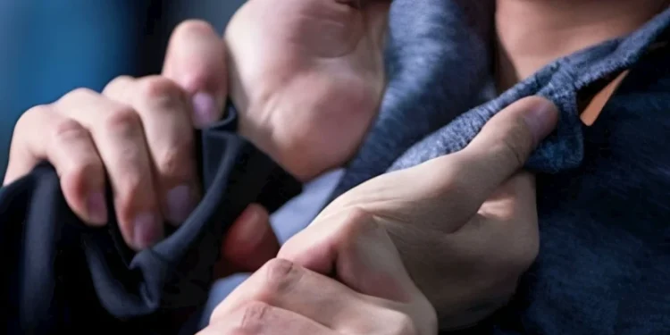 Məktəbdə müəllim direktor müavinini DÖYDÜ