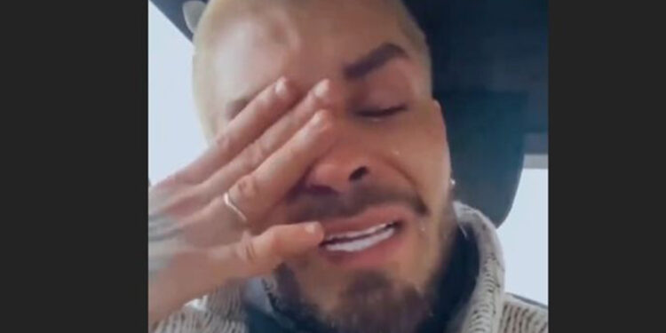 İranlı reper Türkiyəy keçib, ağlayaraq ölkəsi üçün yardım istədi - VİDEO