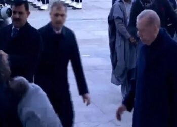 Prezident rəsmi qarşılanma mərasimində yıxıldı – VİDEO