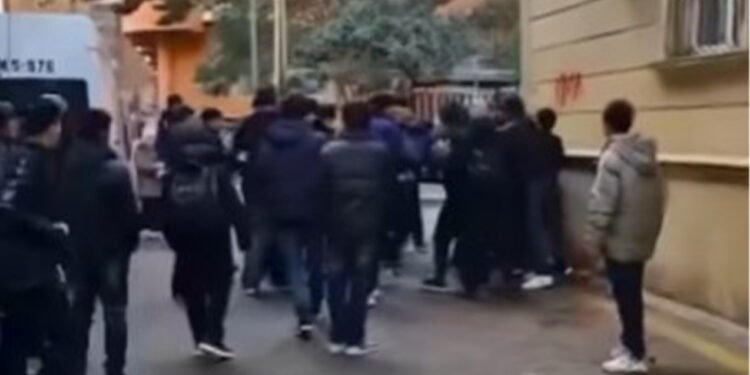 Xırdalanda 15 şagird bir məktəblini döyüb? - Məktəbdən açıqlama 