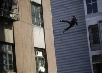 Xırdalanda 13-cü mərtəbədən yıxılan oğlan sağ qaldı