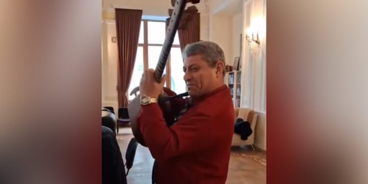 Telli Borçalının qardaşı tədbirdə saz çalandan sonra ölübmüş - VİDEO