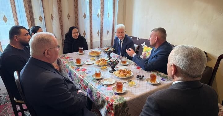 Rafiq Cəlilov 34 il sonra nəşinin qalıqları tapılan şəhidin ailəsini ziyarət etdi - FOTO