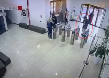 Müəllimini güllələyən şagird silahla liseyə belə daxil oldu - VİDEO