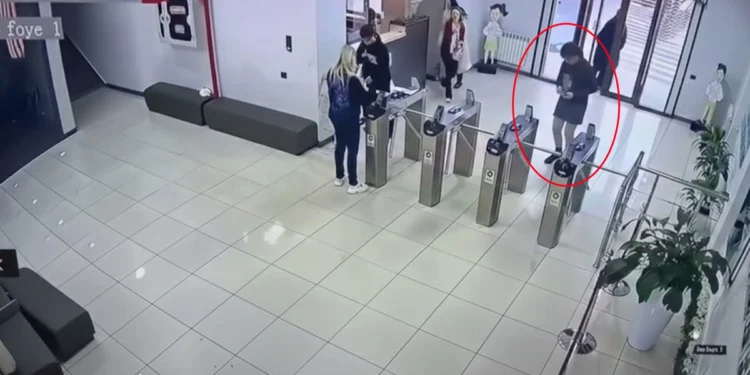 Müəllimini güllələyən şagird silahla liseyə belə daxil oldu - VİDEO