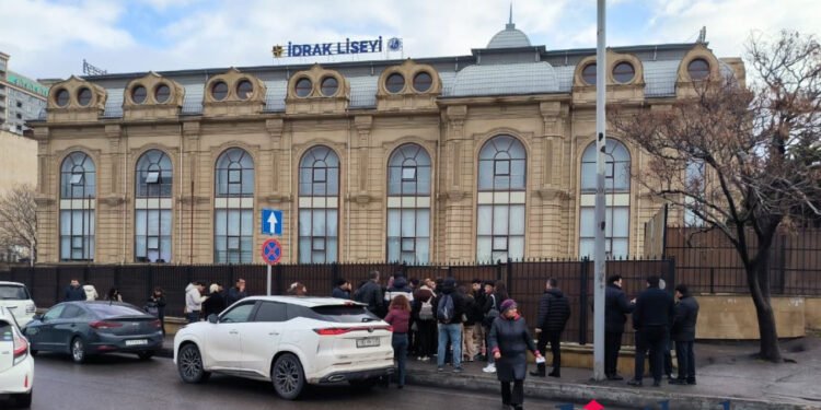 Bakıda liseydə şagird müəllimi güllələdi