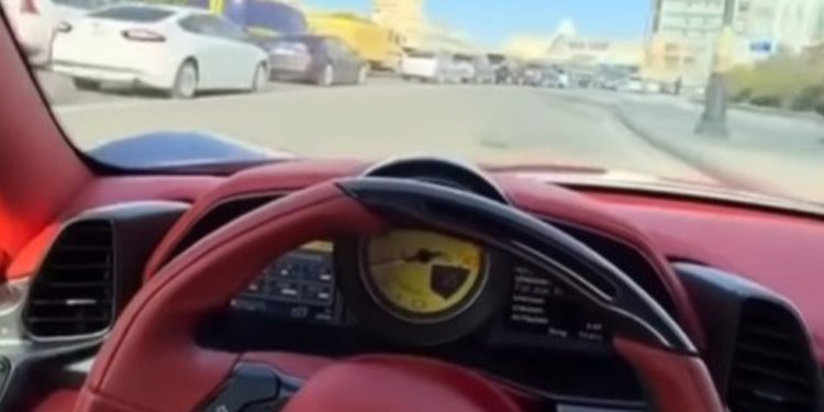 Bakıda "Ferrari" qaydaları belə pozdu - VİDEO