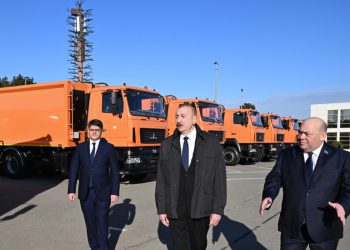 Prezident məişət tullantıları daşıyan texnikalarla tanış oldu - FOTOLAR