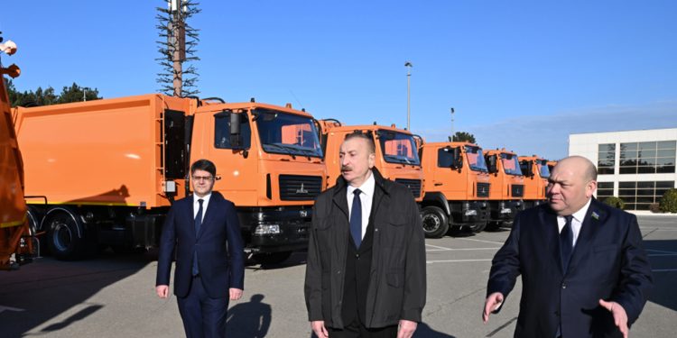 Prezident məişət tullantıları daşıyan texnikalarla tanış oldu - FOTOLAR